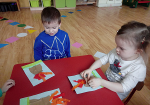 Dzieci wykonują prace techniczną - Wulkan
